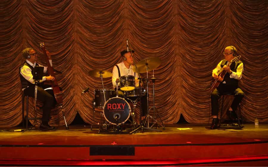 By Night Tour: Roxy Dinner Show & Transfer - The Bossa Nova lead-in with the Roxy Band