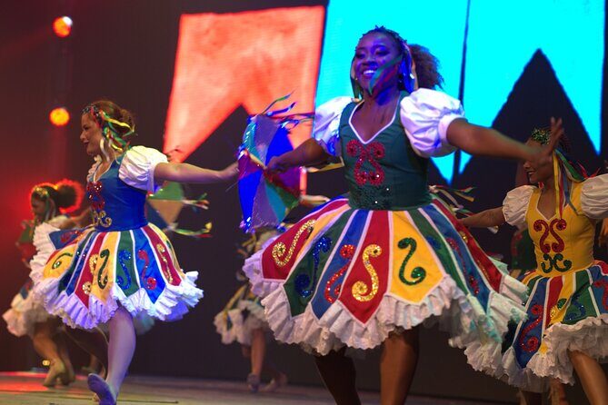 By Night Tour: Roxy Dinner Show with Transfer - Group Size Matters More Than You Think