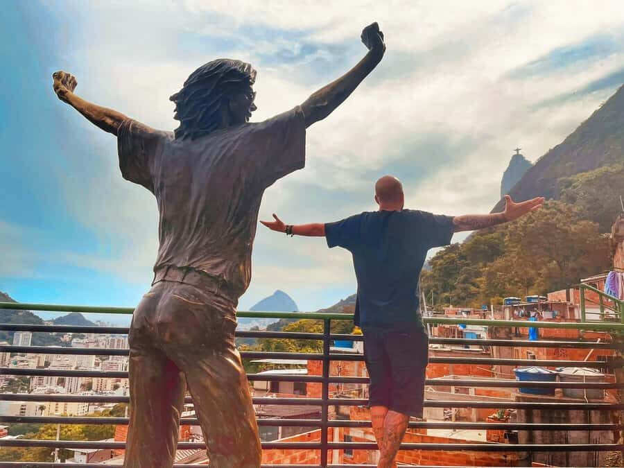Favela Santa Marta: Walking Tour with local guide - Walking Dona Marta streets: houses, murals, and daily life