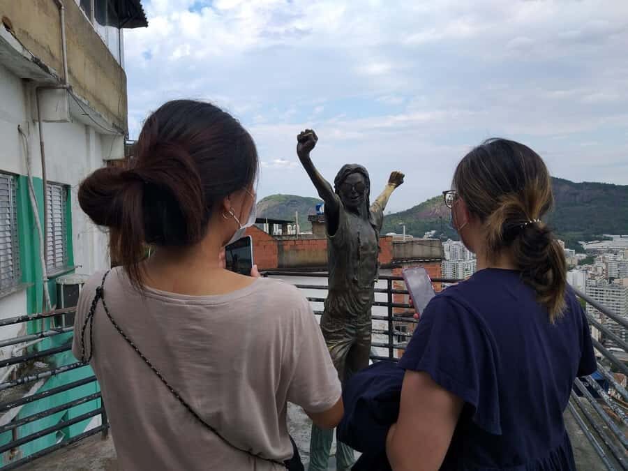 Favela Santa Marta: Walking Tour with local guide - Dona Marta Arts Center: seeing creativity as a local tool