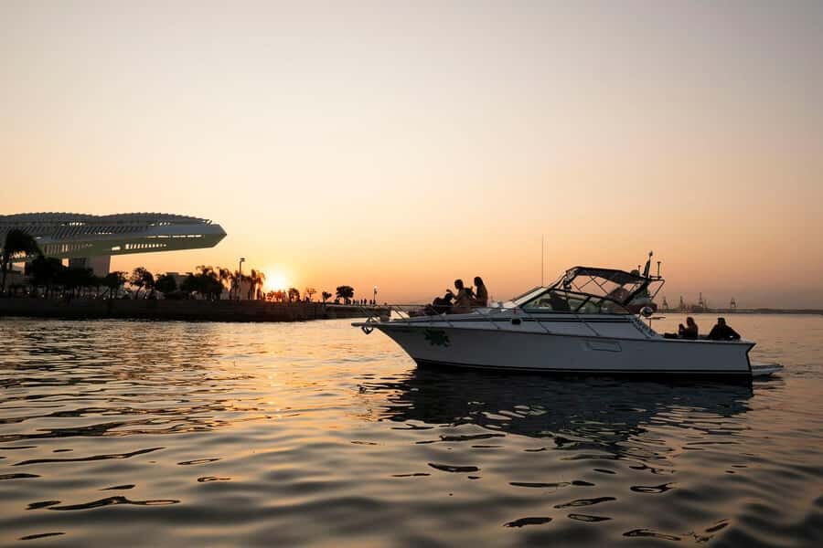 Glória: Sunset Speedboat Cruise with Drinks and Snacks - Adão and Eva Beach Swim: The Best Part, With a Real-World Caution