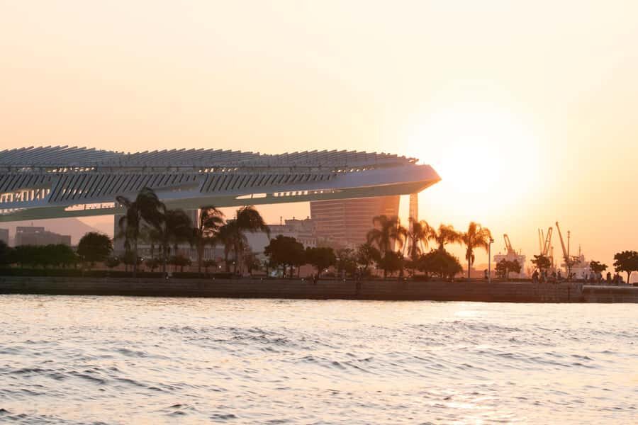 Glória: Sunset Speedboat Cruise with Drinks and Snacks - Return Through Urca and Flamengo Beach: Golden Light Without the Traffic