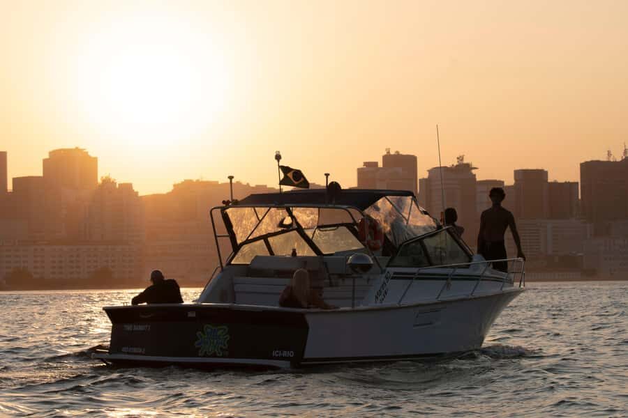 Glória: Sunset Speedboat Cruise with Drinks and Snacks - Guanabara Bay Photo Stops: Museum of Tomorrow, Airport Views, and Ilha Fiscal
