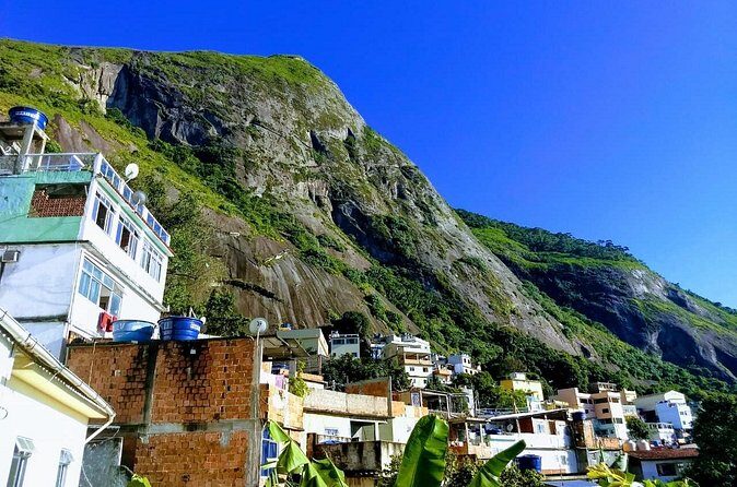 Hikking the Favela + Morro Dois Irmaos! - What to wear and bring for an easier hike