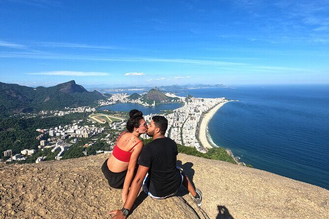 Morro Two Brothers Trail, during the day and sunset in Vidigal - Why Morro Dois Irmãos looks different when you start in Vidigal