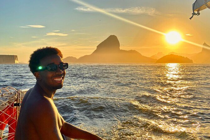 Private Tour with Churrasco in Vela Catamaran - Velas do Rio - Onboard comfort: floating carpet, puffs, and shower variety