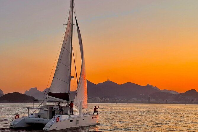 Private Tour with Churrasco in Vela Catamaran - Velas do Rio - Praia Vermelha (Red Beach): the Sugarloaf and Christ framing moment