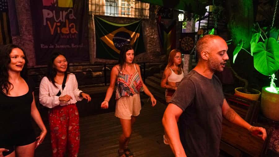 Rio: Caipirinha Workshop and Samba Class - Meeting up in Copacabana: finding Pura Vida Hostel without stress