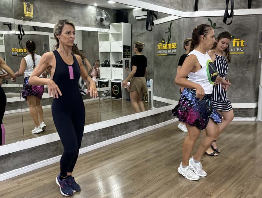 Rio de Janeiro: Beginner Samba Lesson in Ipanema - The carnival queen moment: costumes, photos, and videos