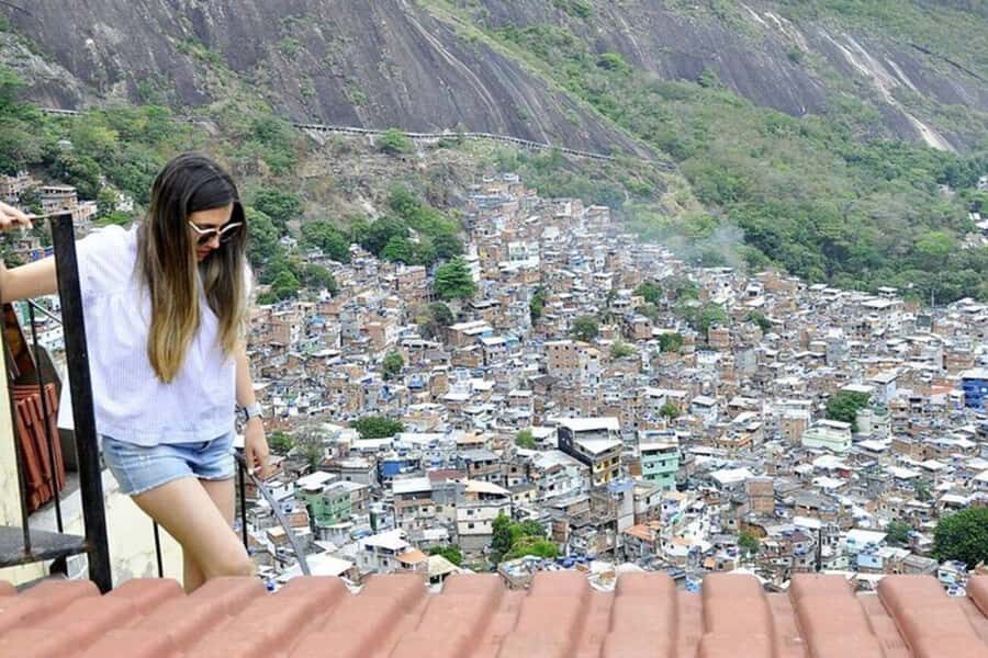 Rio de Janeiro: Favela Jeep Tour to Rocinha and Capoeira - Supporting local commerce: how visits to stores turn into real value