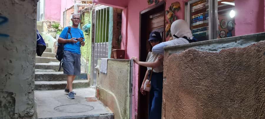 Rio de Janeiro: Favela Santa Marta Tour with Resident Guide - Route walkthrough: from the meeting point to Santa Marta streets