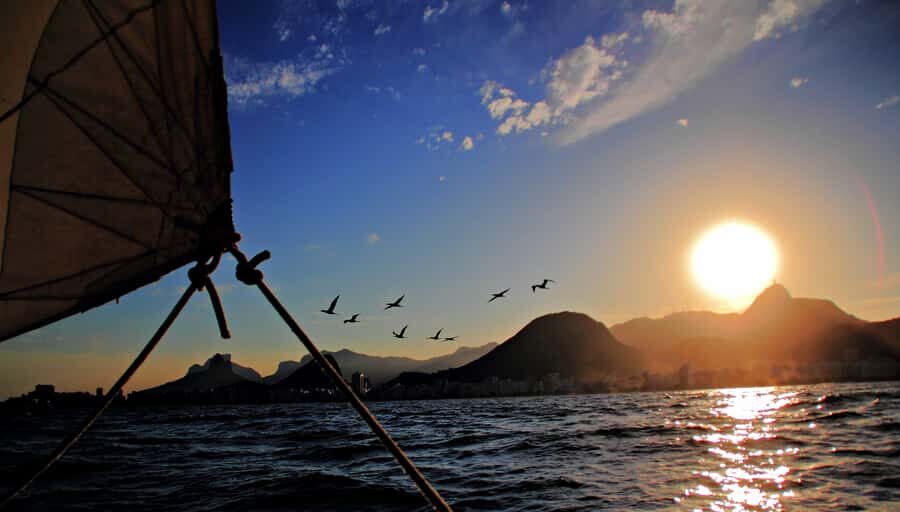 Rio de Janeiro: Guanabara Bay Sunset Sailing Tour & Drinks - Why sailing in protected waters changes the whole experience
