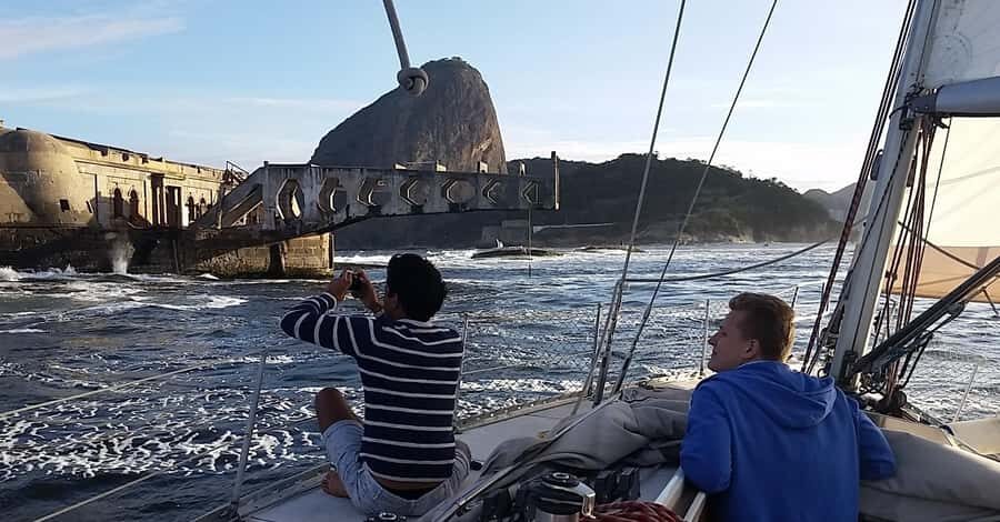 Rio de Janeiro: Guanabara Bay Sunset Sailing Tour & Drinks - Drinks and finger food: the real comfort upgrade