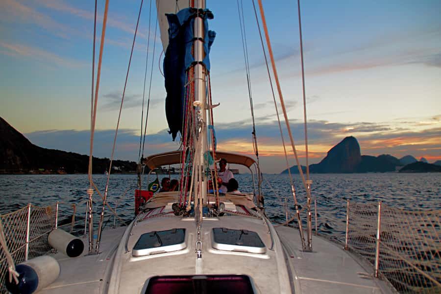 Rio de Janeiro: Guanabara Bay Sunset Sailing Tour & Drinks - Where to sit on the boat for the best Rio views