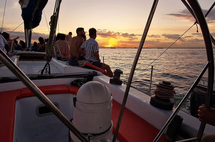 Rio de Janeiro: Guanabara Bay Sunset Sailing Tour & Drinks - Timing and what the last hour feels like