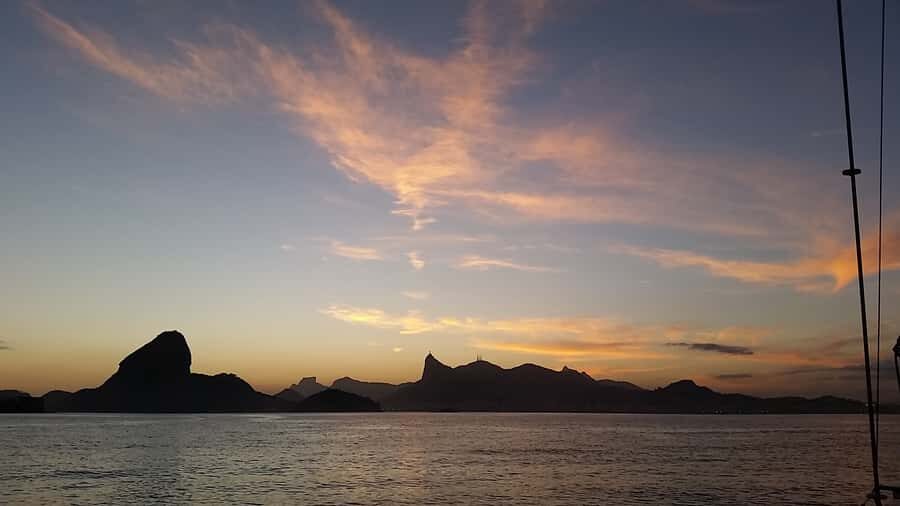 Rio de Janeiro: Guanabara Bay Sunset Sailing Tour & Drinks - How the Sugarloaf and Corcovado sights look from the water