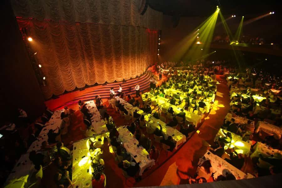 Rio de Janeiro: Roxy Dinner Show with Hotel Pickup - The pre-show music: Bossa Nova sets the mood