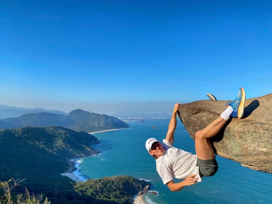 Rio: Pedra do Telégrafo Hiking & Relax in a Wild Beach - Telegraph Rock at Pedra do Telégrafo: the cliffside illusion photo moment