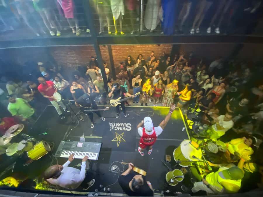 Rio: Pub Crawl in Lapa with Cachaça Tasting and Live Samba - Arcos da Lapa Stalls and the Free Caipirinha