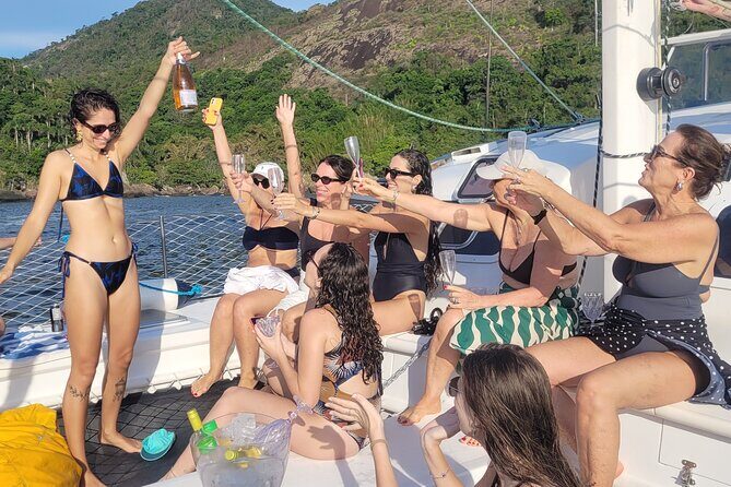 Shared Tour in Vela Catamaran - Velas do Rio - Adam and Eve (Praia de Icaraí / Niterói area): photos first, then a real water break