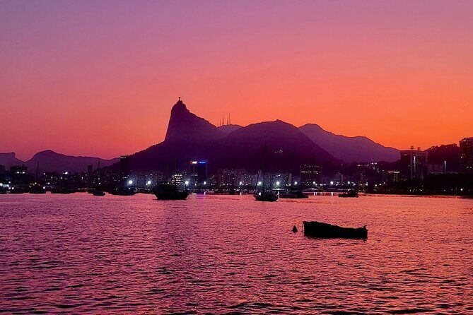 Shared Tour in Vela Catamaran - Velas do Rio - Sunset return near Marina da Glória: when the bay turns cinematic