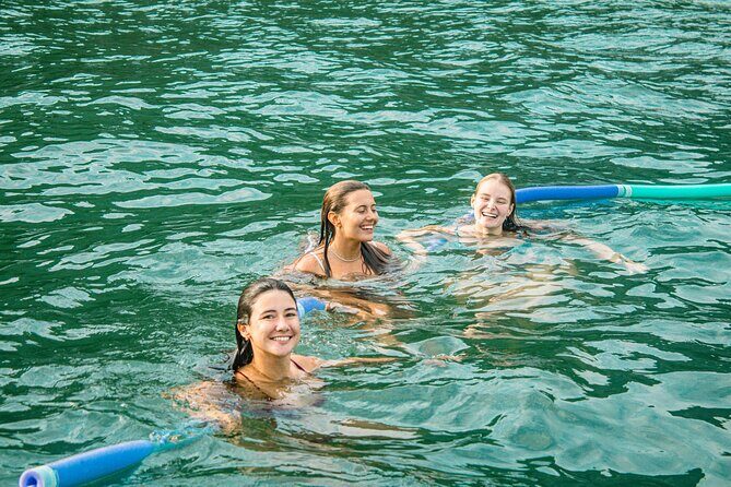 Shared Tour in Vela Catamaran - Velas do Rio - Captain and crew pace: why comfort matters on a shared boat