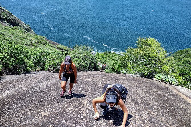 Sugarloaf mountain Hiking & Climbing - Praia Vermelha: a first taste of the Rio coast mood
