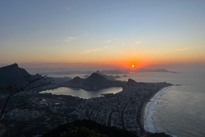 Sunrise at Morro 2 Irmãos - Vidigal - Rio de Janeiro - Sunrise at Morro Dois Irmãos starts with a 4:00 am plan