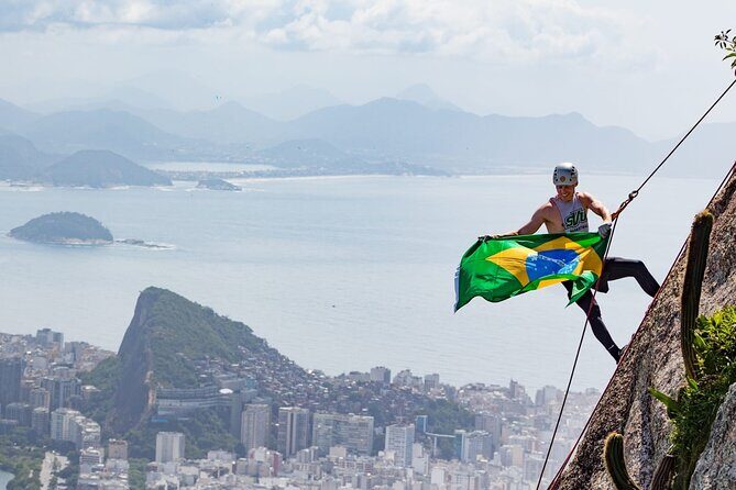 Trail and Rappel on Morro Dois Irmãos - Starting at Praça do Vidigal and getting to the trailhead