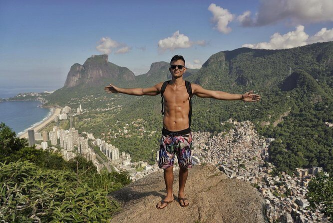 Two brothers (Dois Irmãos) Hike - Praça do Vidigal Meeting Point: Getting Started Smoothly